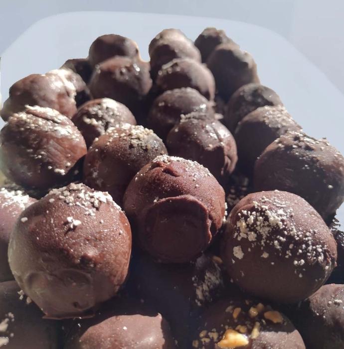 Bolitas maní + dátil + avena + cubiertas de chocolate - 15 bolitas